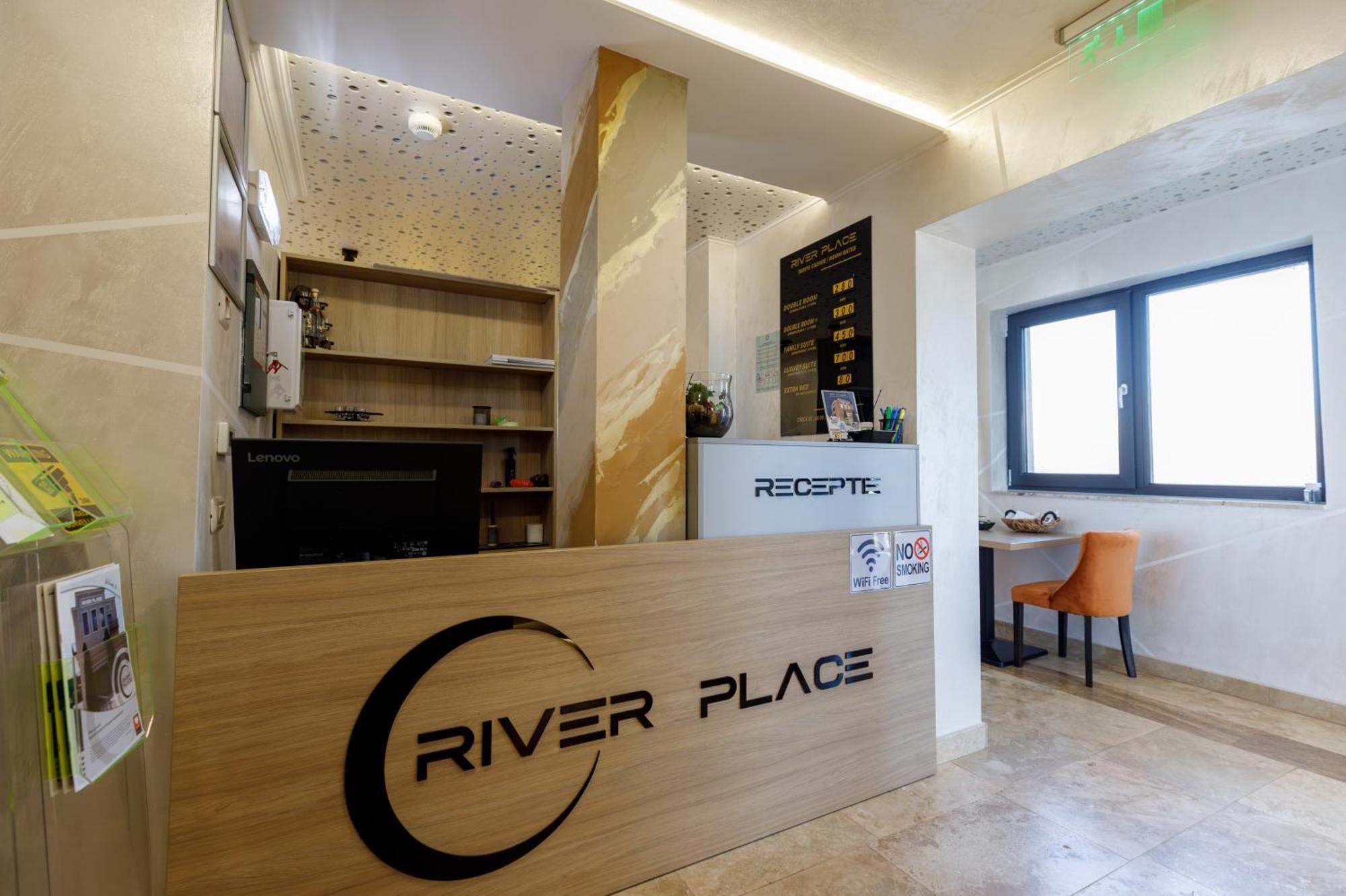 River Place Πιτέστι Εξωτερικό φωτογραφία